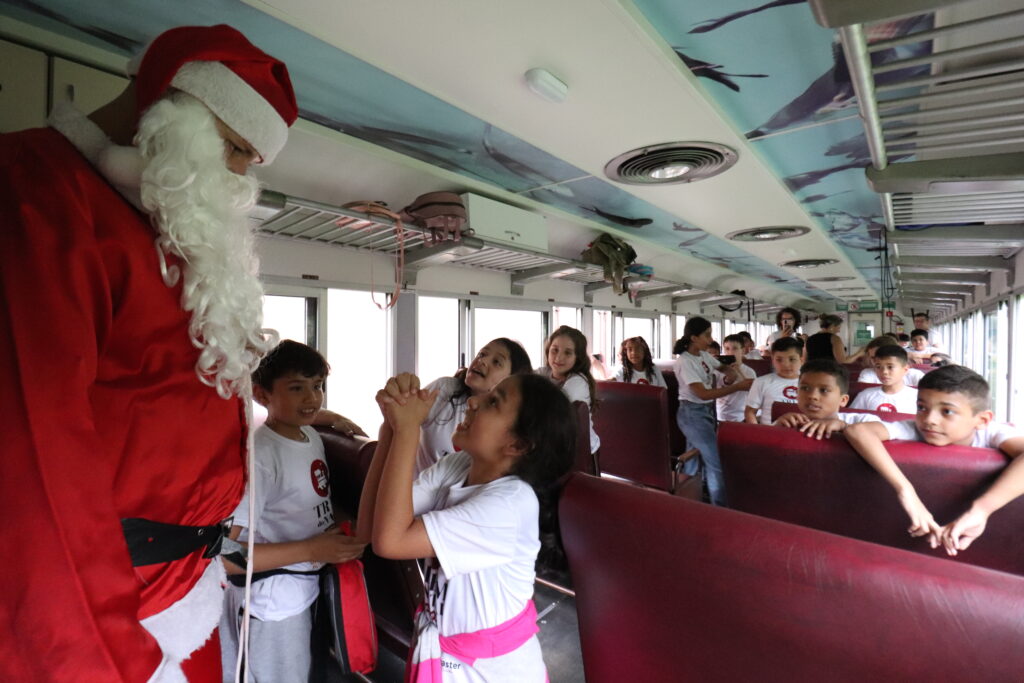 Crianças da rede pública fazem passeio no Trem de Natal entre as cidades de Curitiba a Morretes.