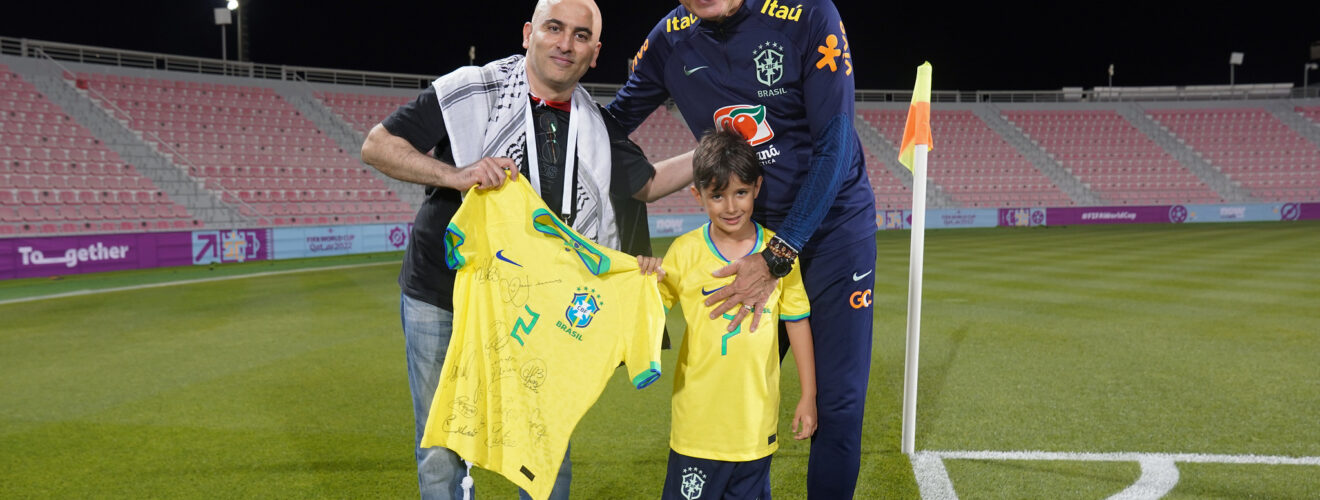 Momento do encontro do técnico Tite e o torcedor palestino que carregou seu neto