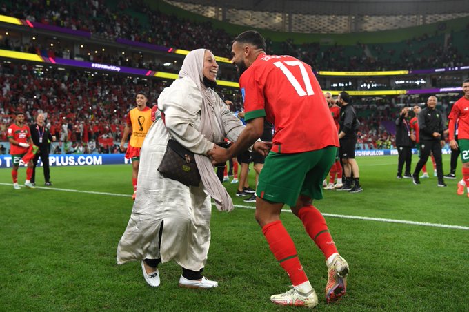 Jogador da seleção do Marrocos celebra classificação dançando com sua mãe.
