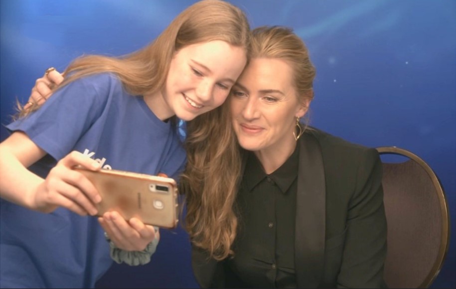 Entrevista de divulgação de filme, Kate Winslet encoraja jovem jornalista.
