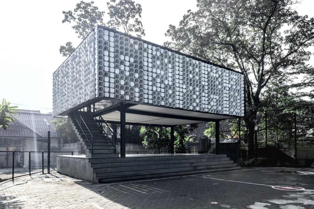 Biblioteca na Indonésia usa potes de sorvete como parede