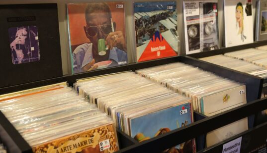 Pela primeira vez desde os anos 80, os discos de vinil superara a venda de CDs