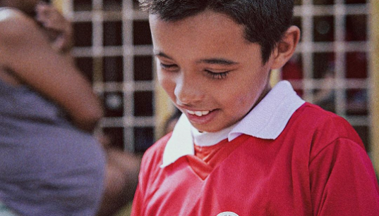 Ação social: Jogador do Internacional doa material escolar para crianças carentes