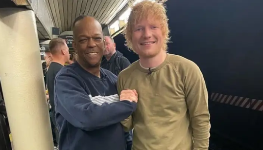 Ed Sheeran surpreende músico em estação de metrô